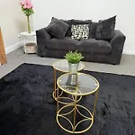 Spacious 5-Bedroom House Close To Station