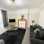 Spacious 5-Bedroom House Close To Station