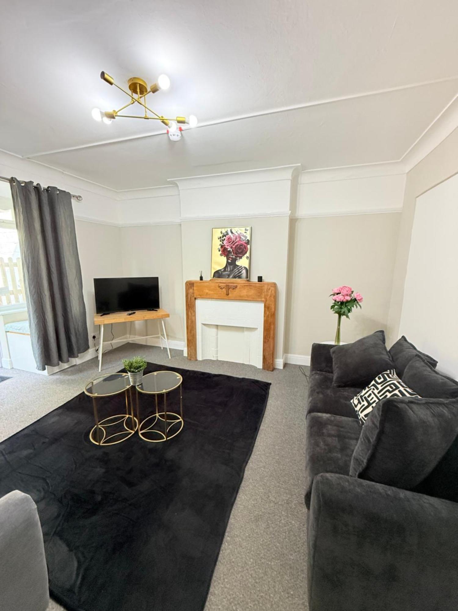 Spacious 5-bedroom House Close To Station Holiday home *