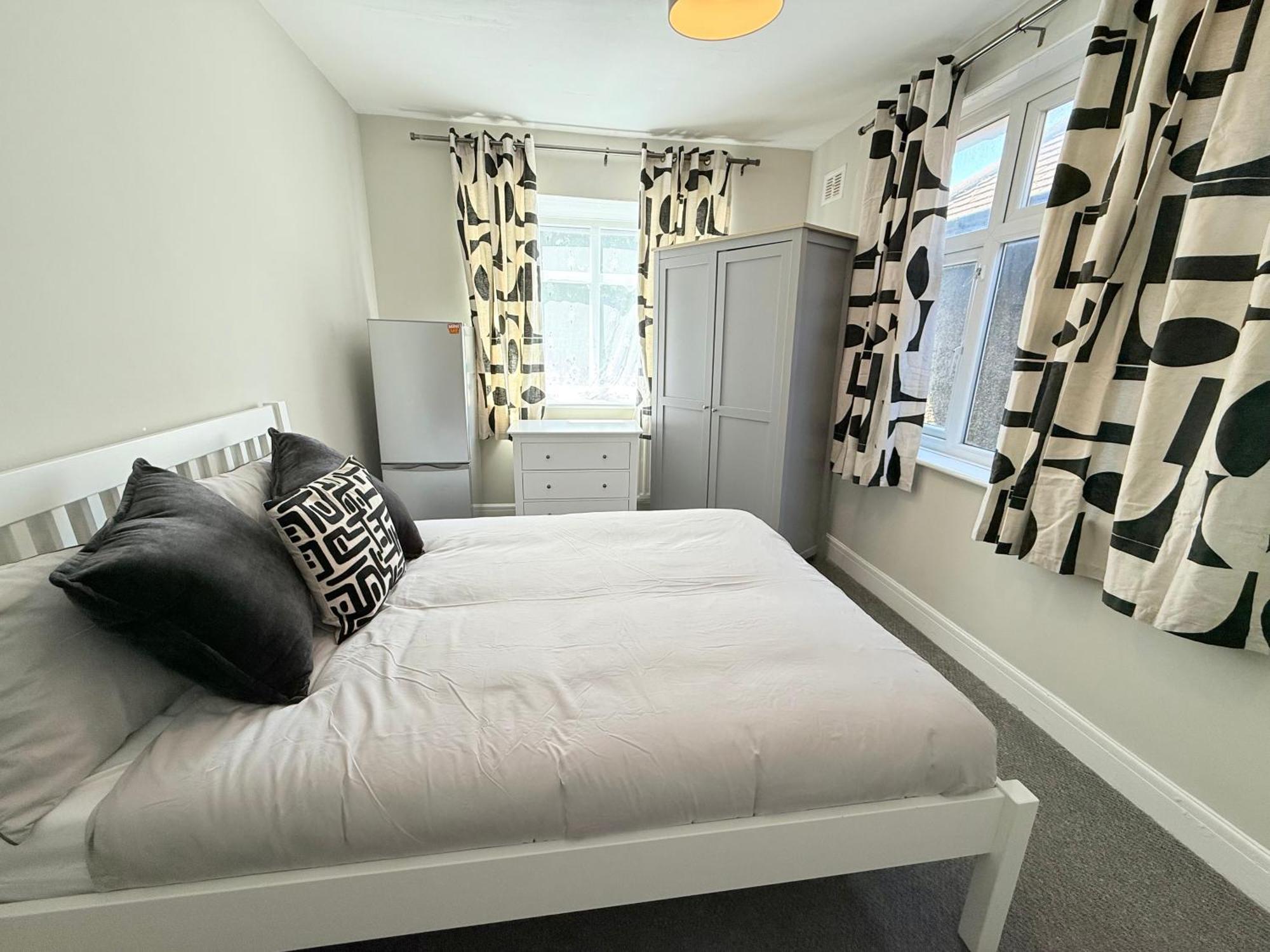Holiday home Spacious 5-bedroom House Close To Station *