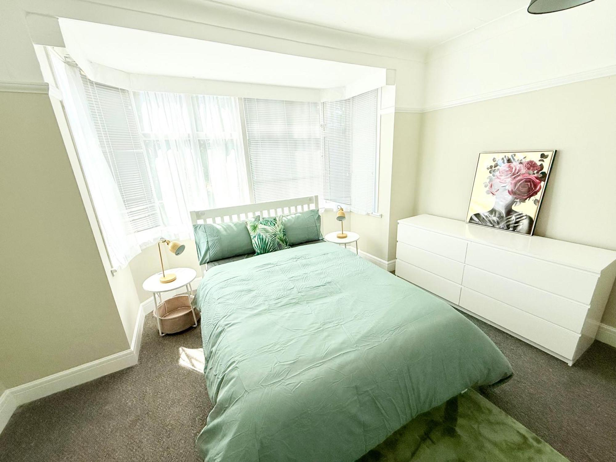 Holiday home Spacious 5-bedroom House Close To Station