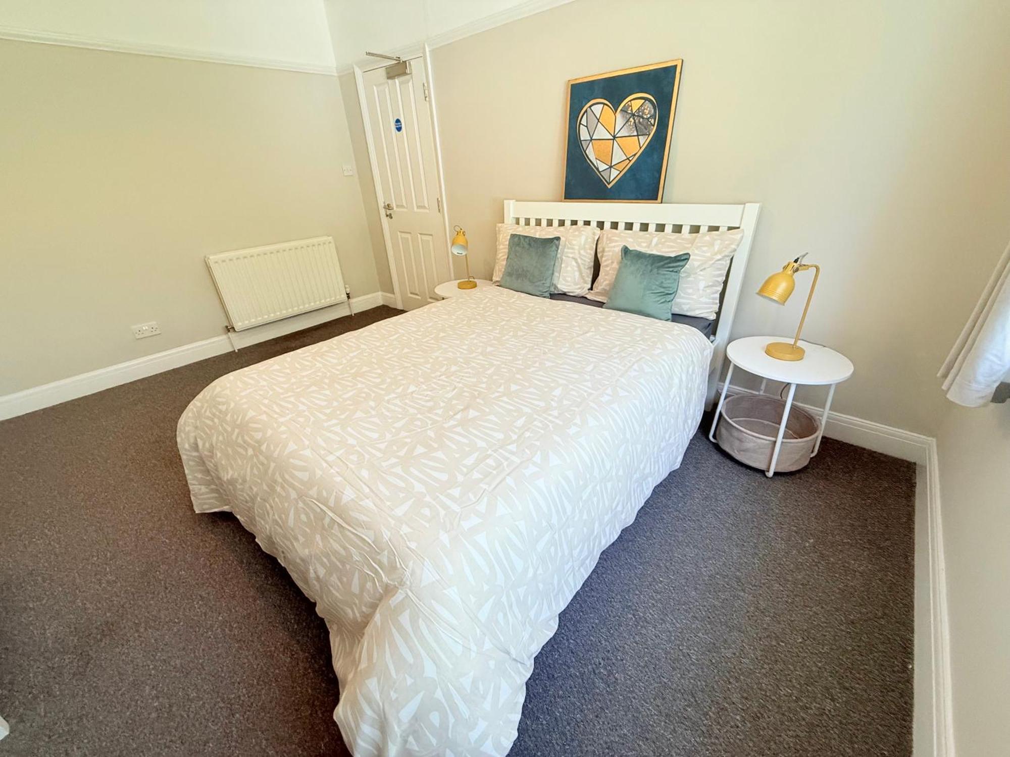 Spacious 5-bedroom House Close To Station Holiday home *